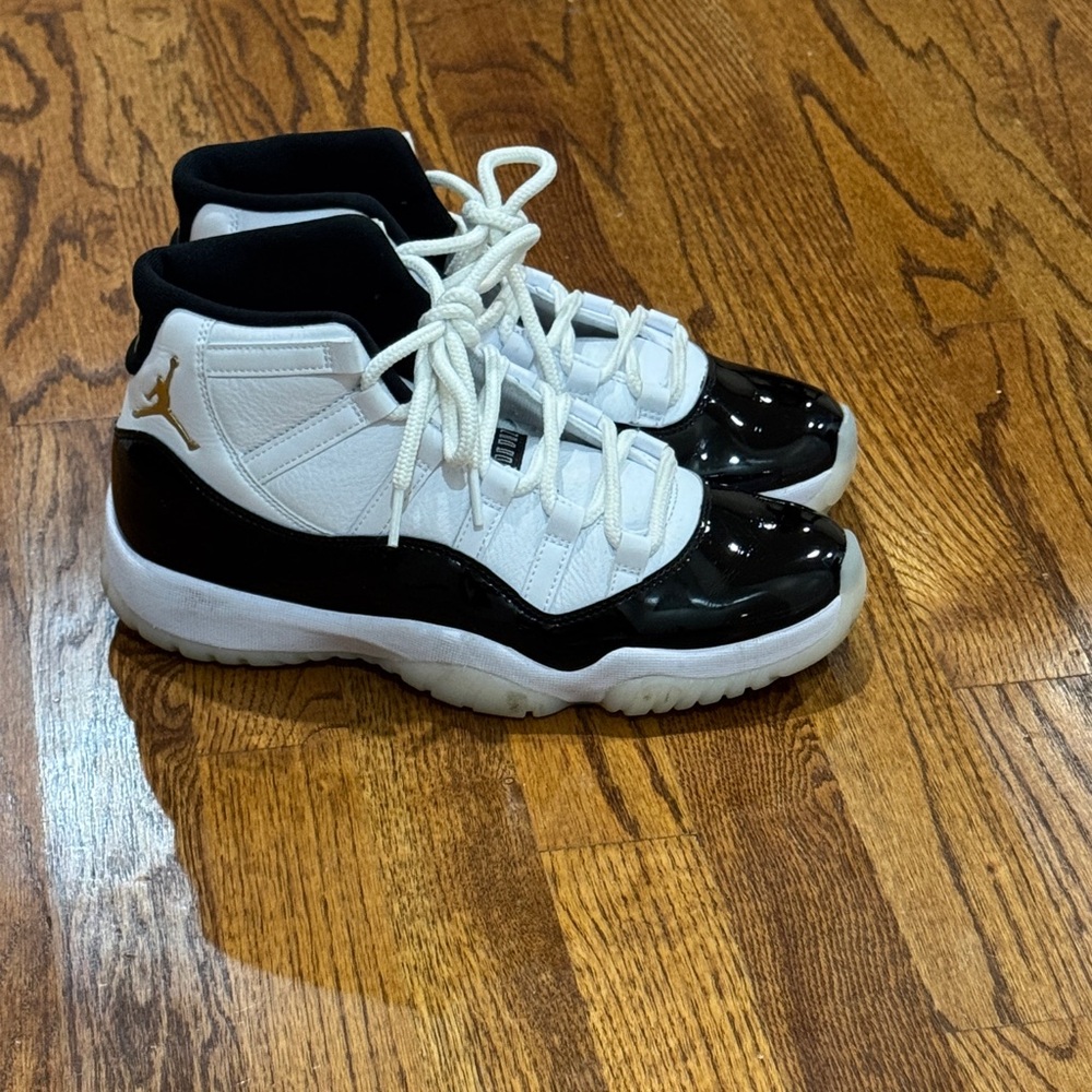 Jordan 11 Men’s Sz9
Shoes in decent shape. Slightly creased on right shoe.